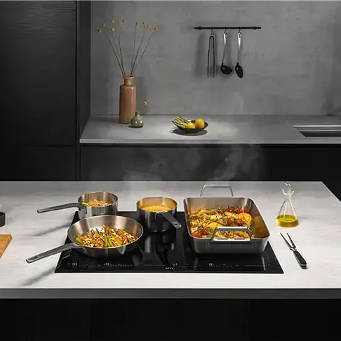 Induction cooktop with 2 saucepans, 1 frypan and a roasting dish