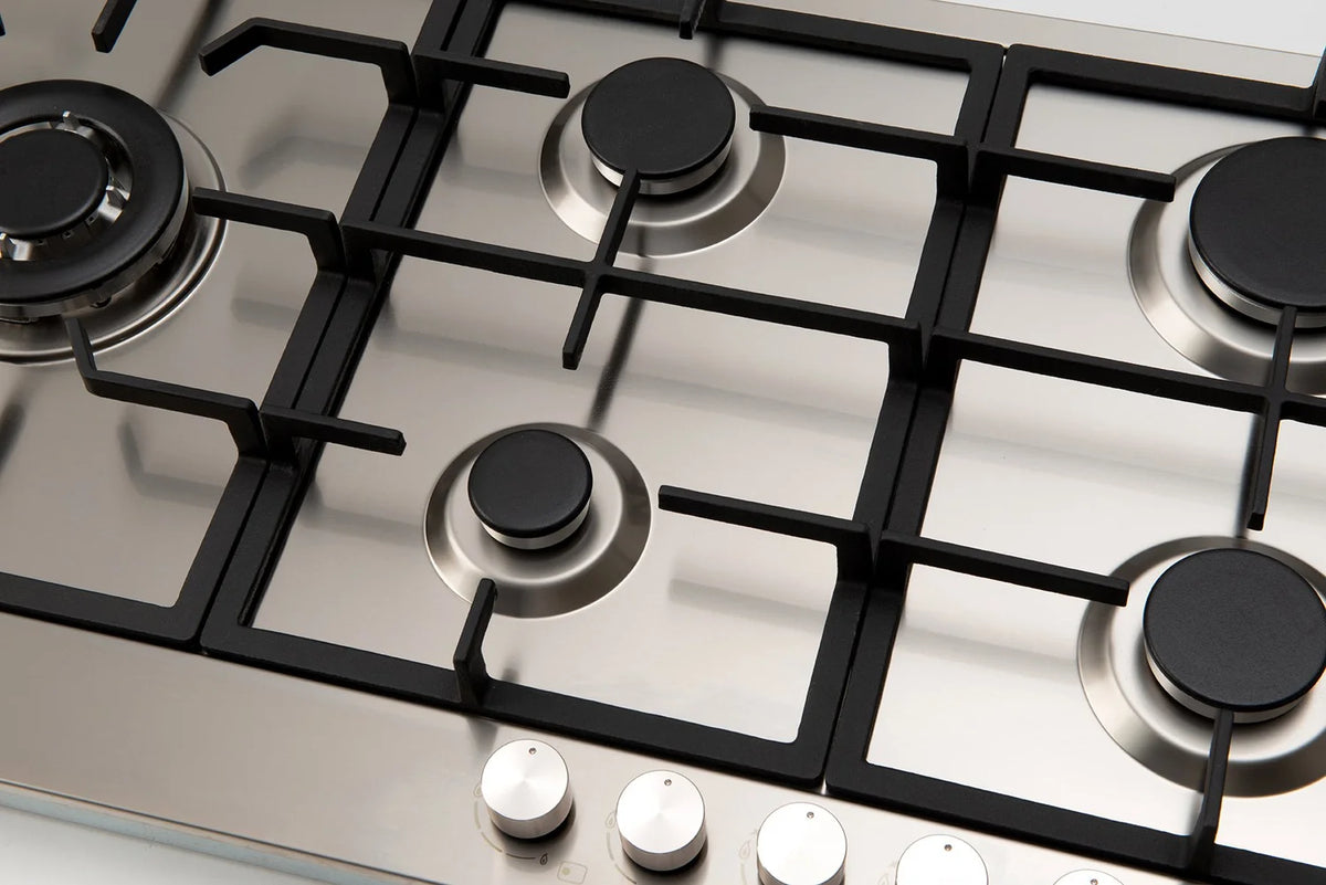 Euro 90cm Gas Cooktop E90CTWX focused on the middle two burners of the cooktop.