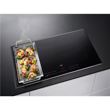 AEG 90cm Induction Cooktop IKE95471FB using a long griddle pan on flexibridge zone